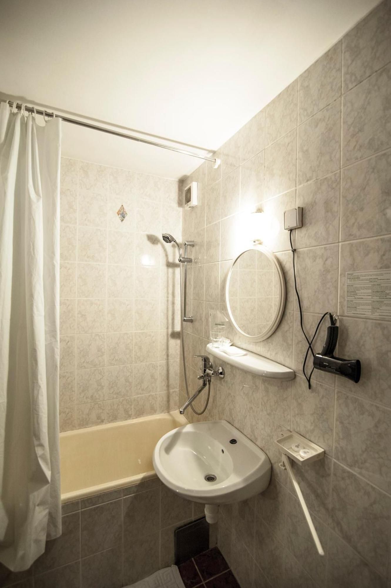 Hotel Faraon Цельє Екстер'єр фото