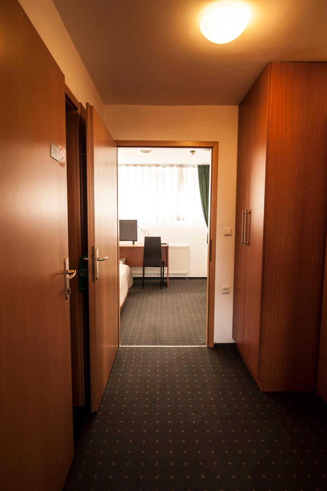 Hotel Faraon Цельє Номер фото