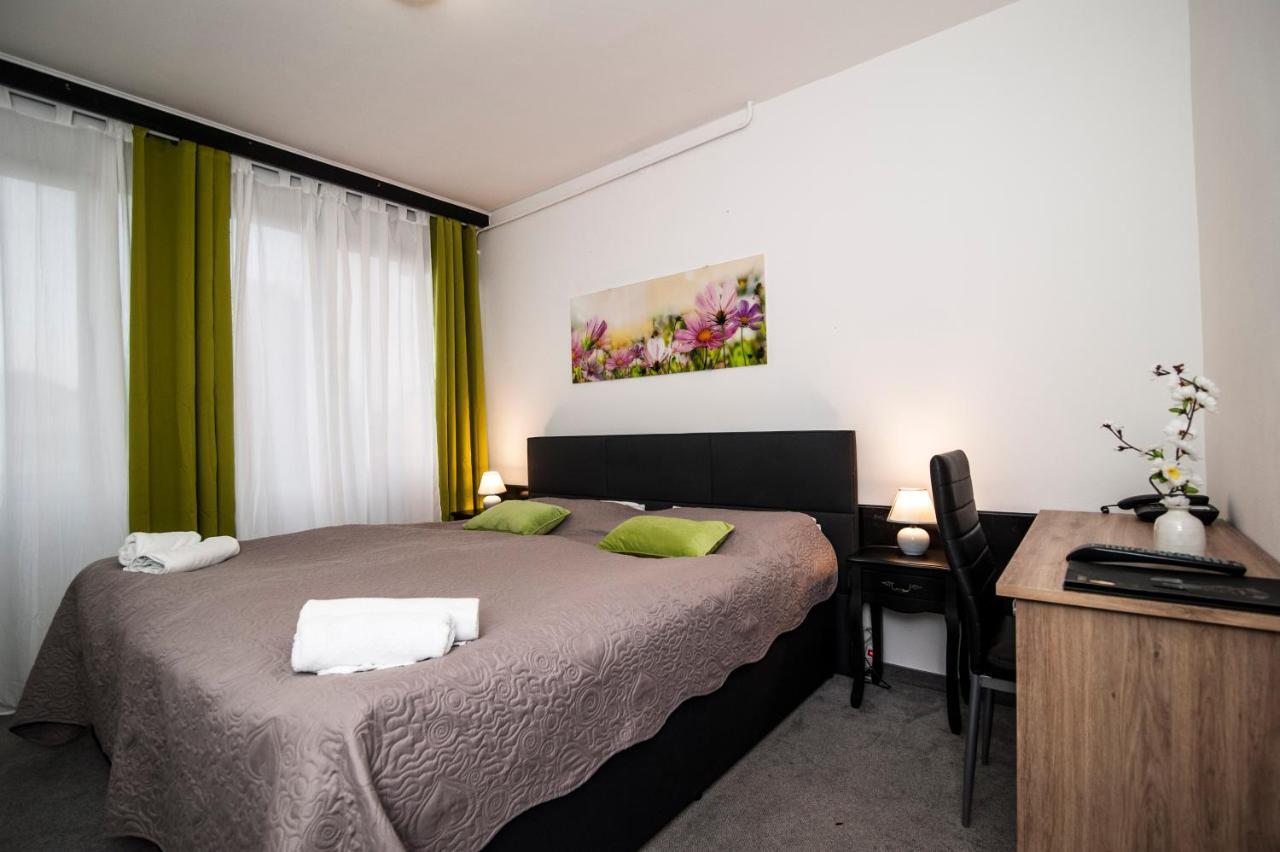 Hotel Faraon Цельє Екстер'єр фото