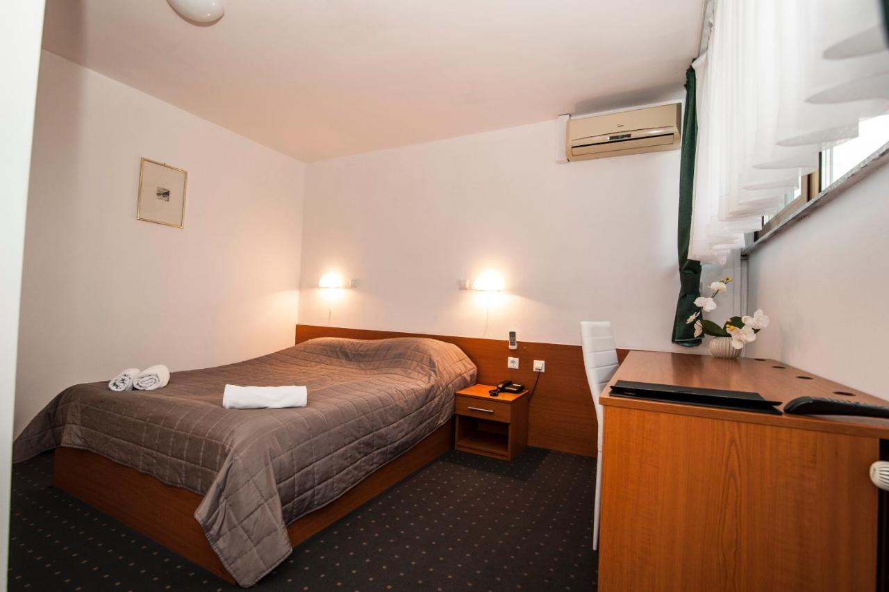 Hotel Faraon Цельє Екстер'єр фото